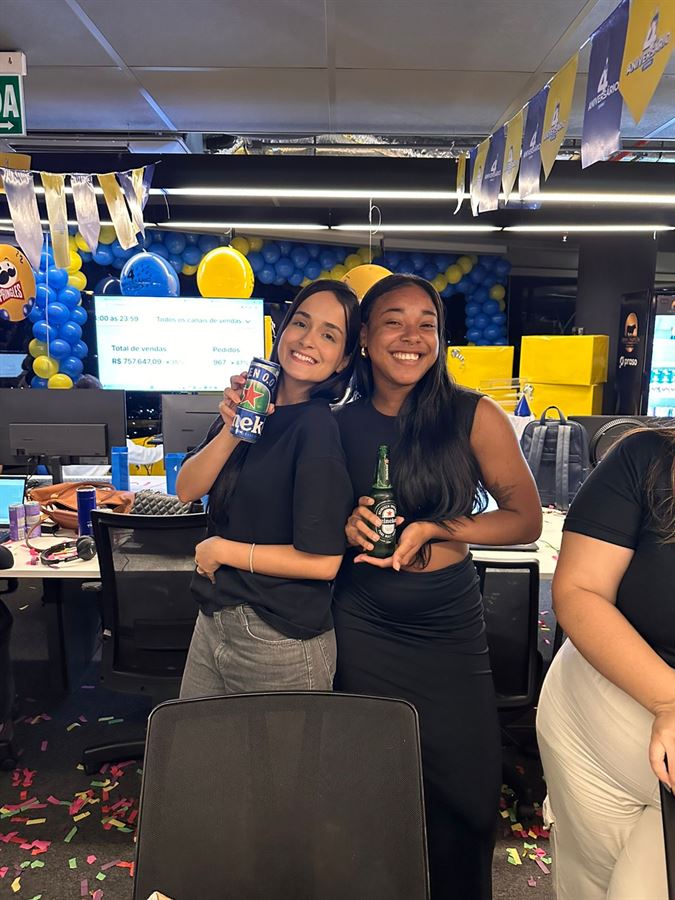 Colaboradoras da Praso comemorando campanha no escritório